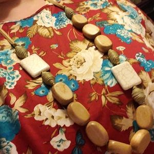 Plunder, wooden necklace